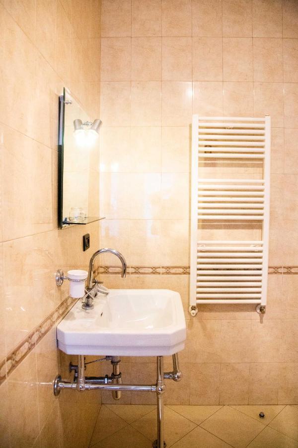 Blue Door Hostel 地拉那 外观 照片
