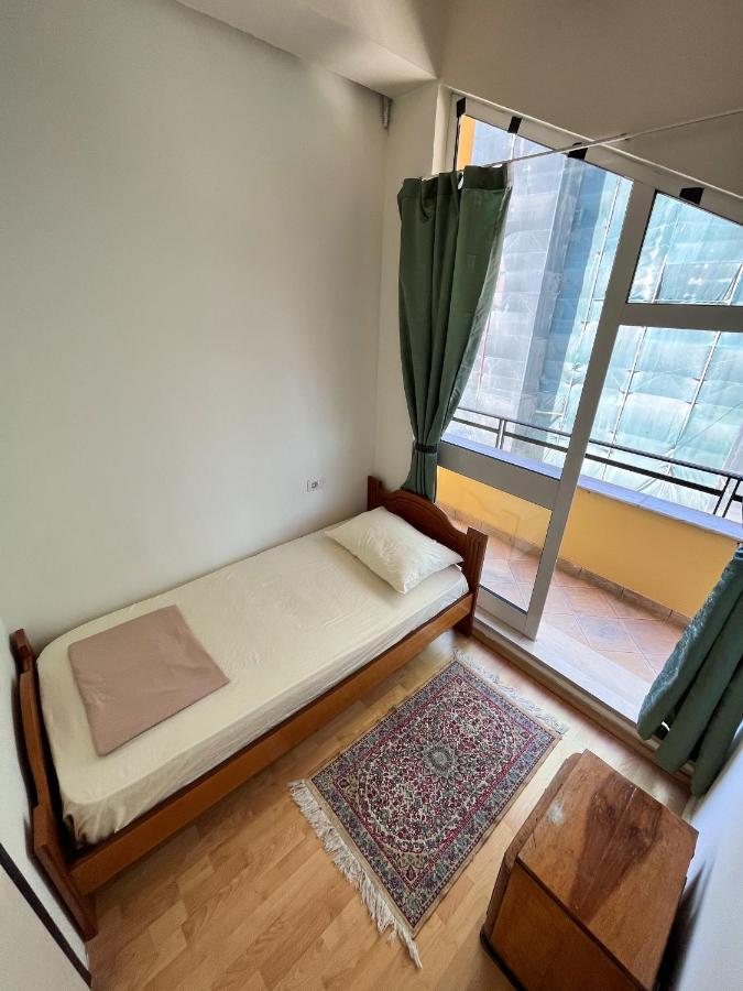 Blue Door Hostel 地拉那 外观 照片