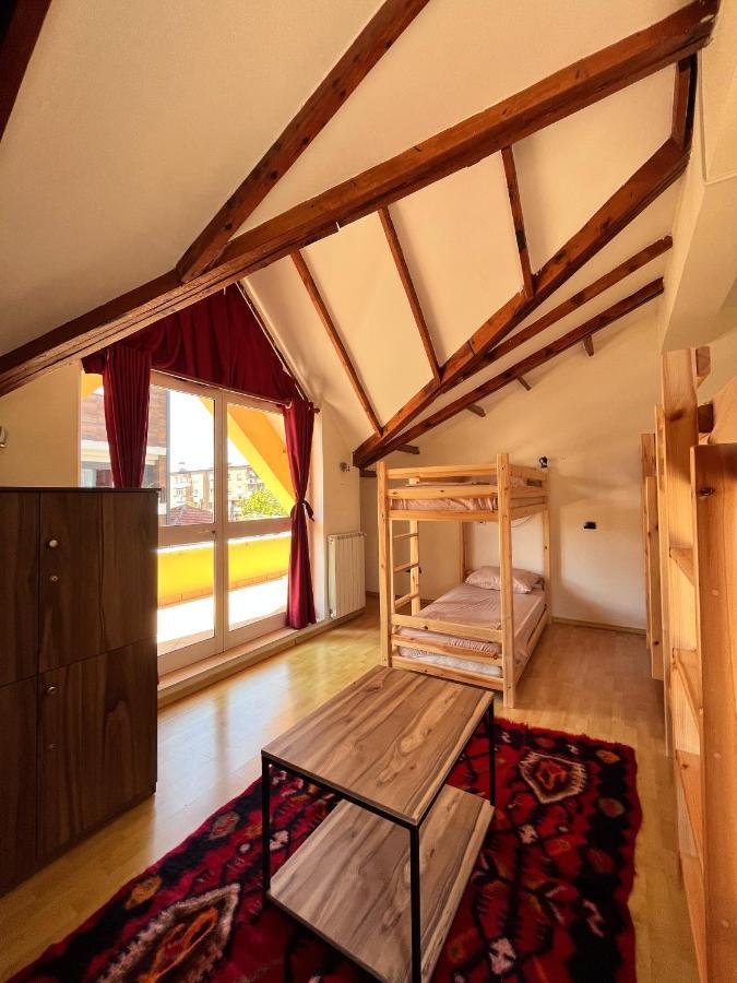 Blue Door Hostel 地拉那 外观 照片