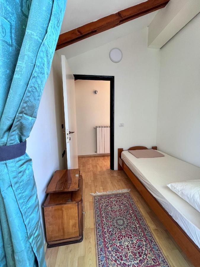 Blue Door Hostel 地拉那 外观 照片