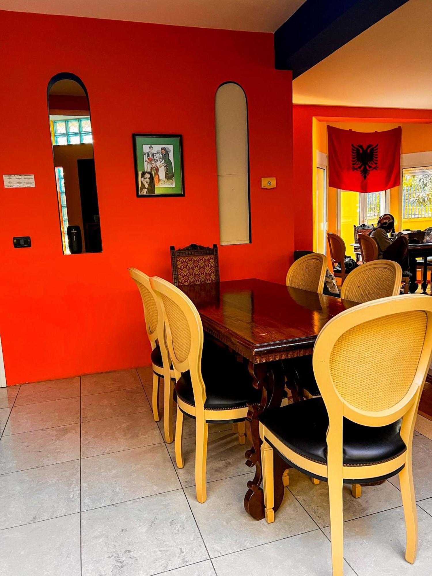 Blue Door Hostel 地拉那 外观 照片