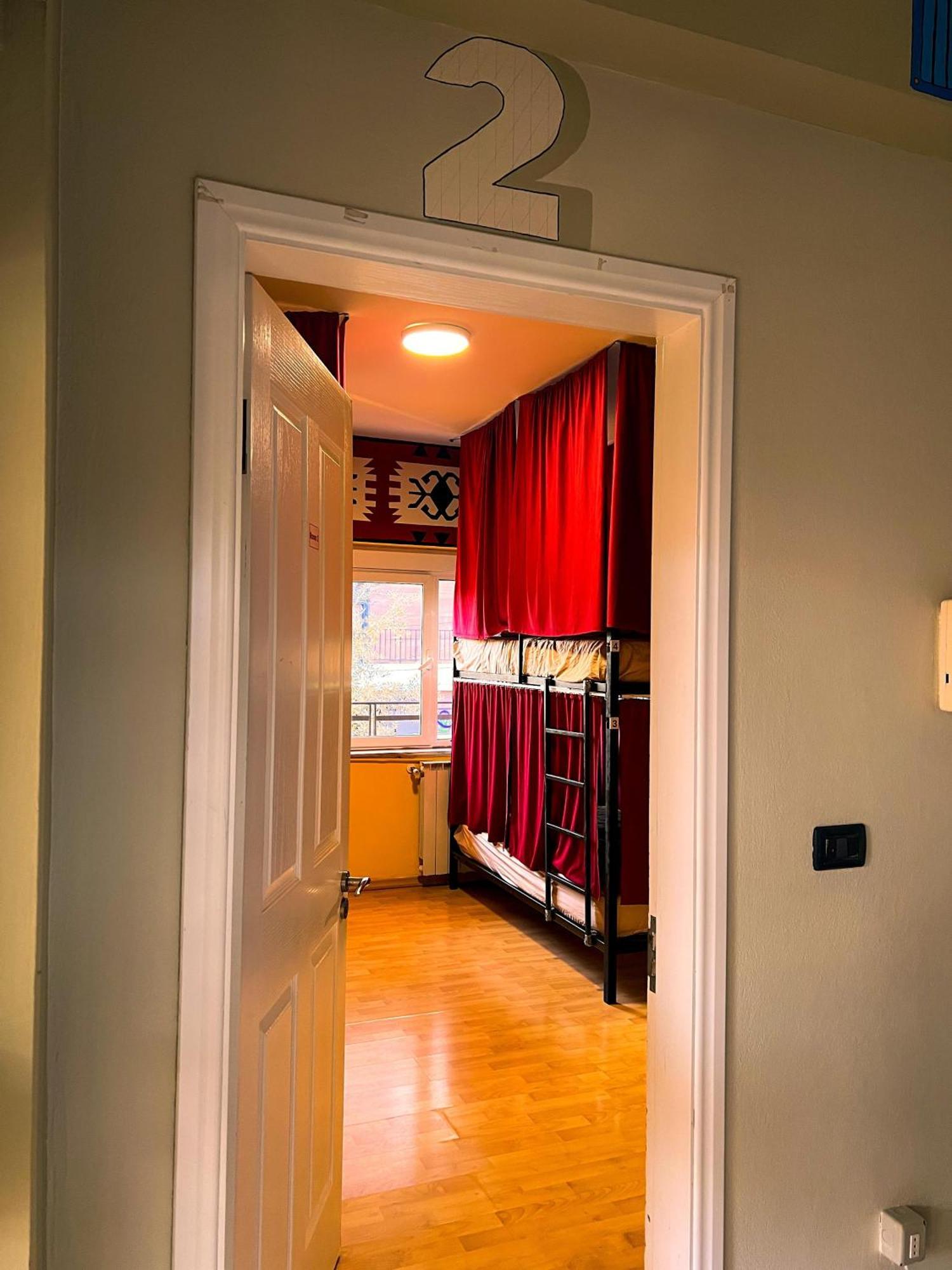 Blue Door Hostel 地拉那 外观 照片