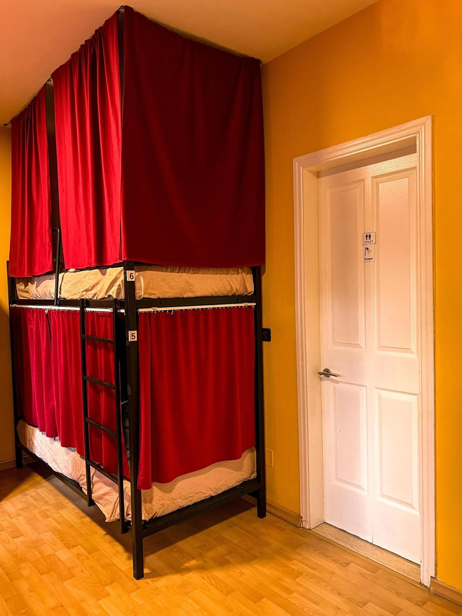 Blue Door Hostel 地拉那 外观 照片