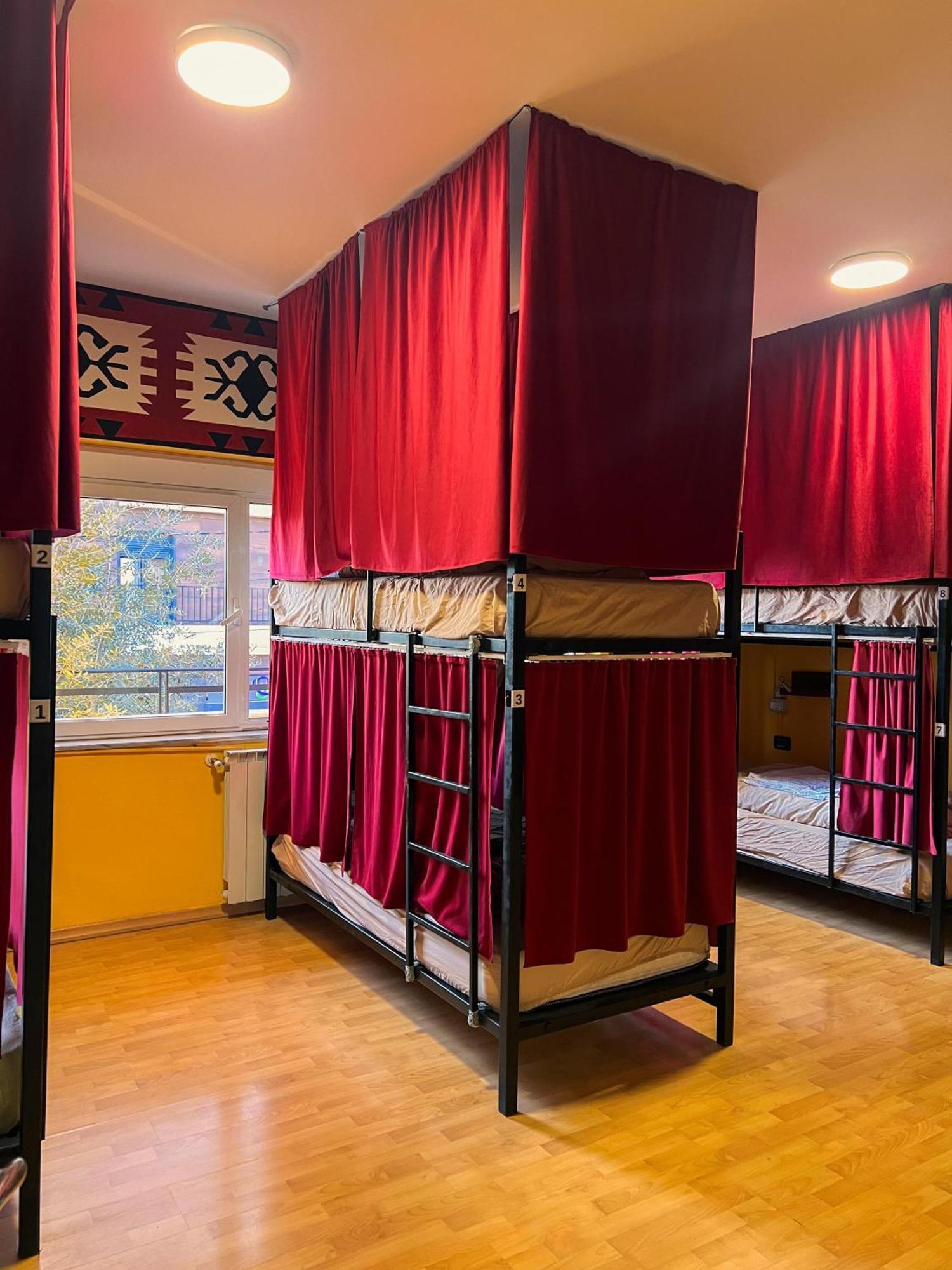 Blue Door Hostel 地拉那 外观 照片