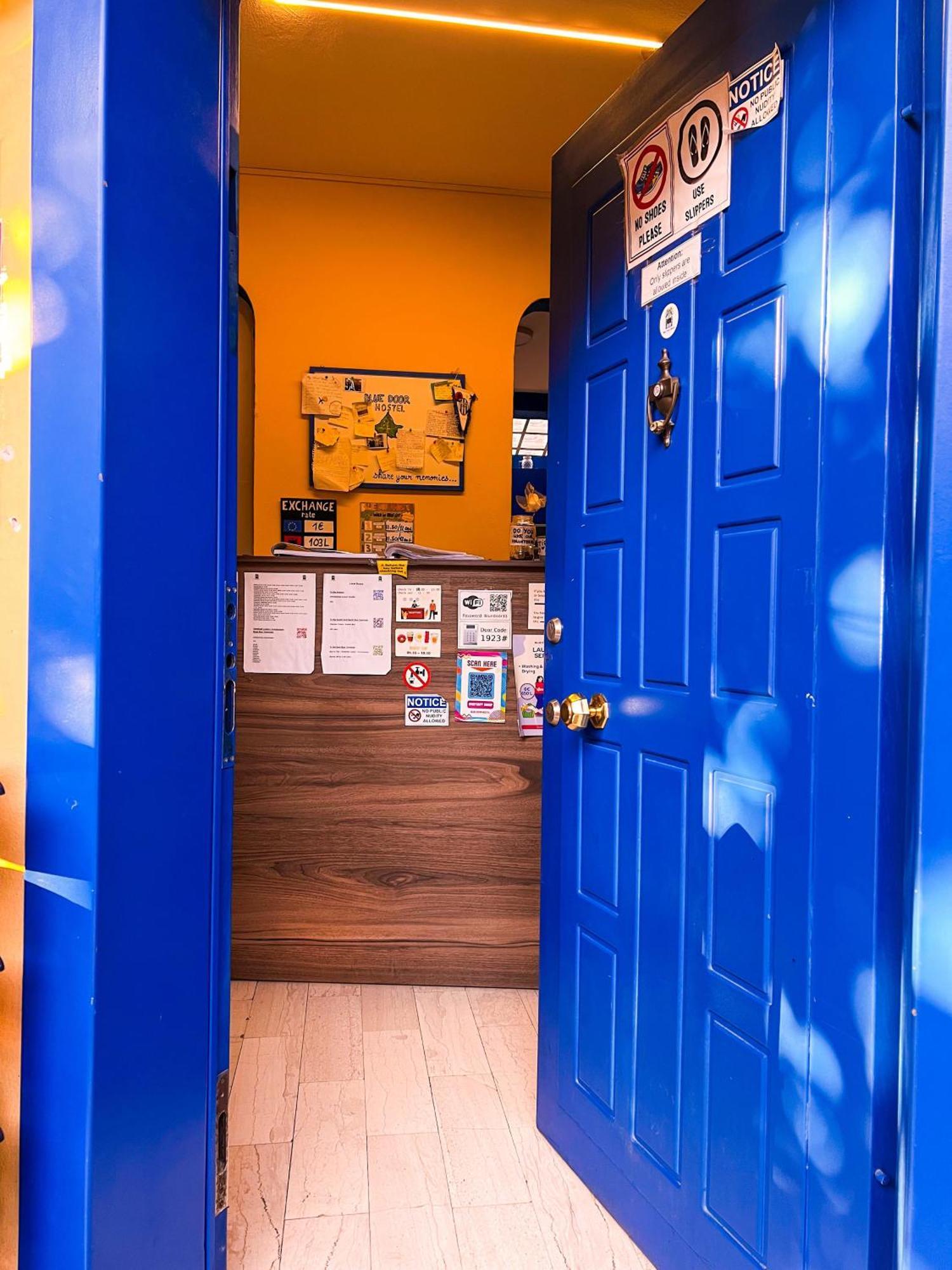 Blue Door Hostel 地拉那 外观 照片