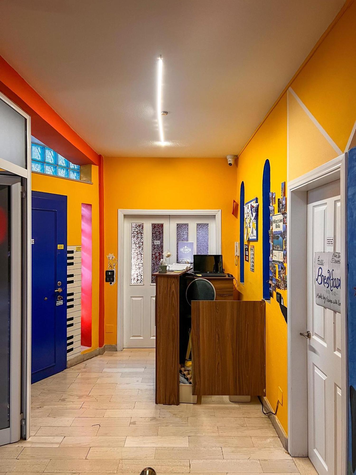 Blue Door Hostel 地拉那 外观 照片