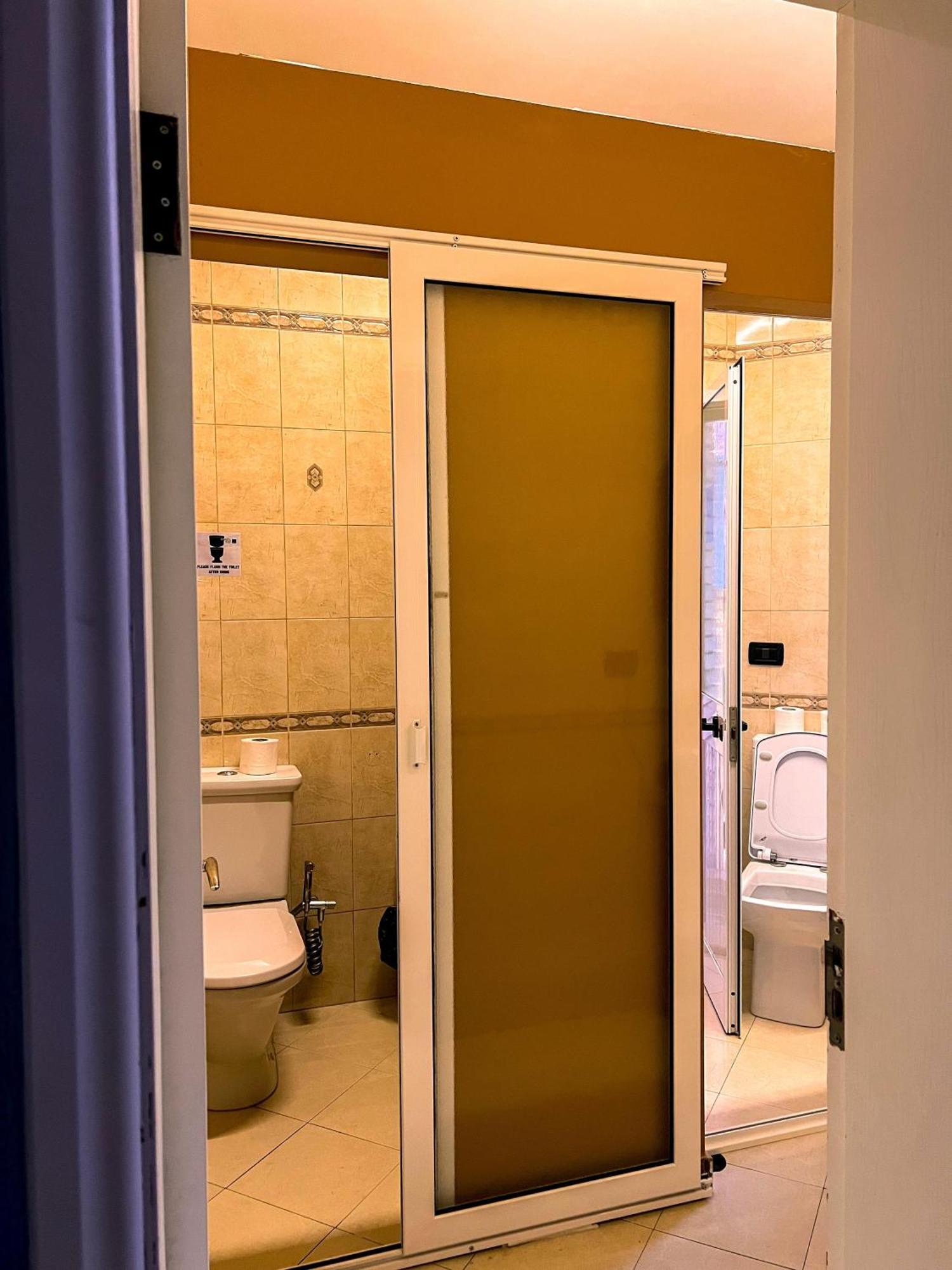 Blue Door Hostel 地拉那 外观 照片