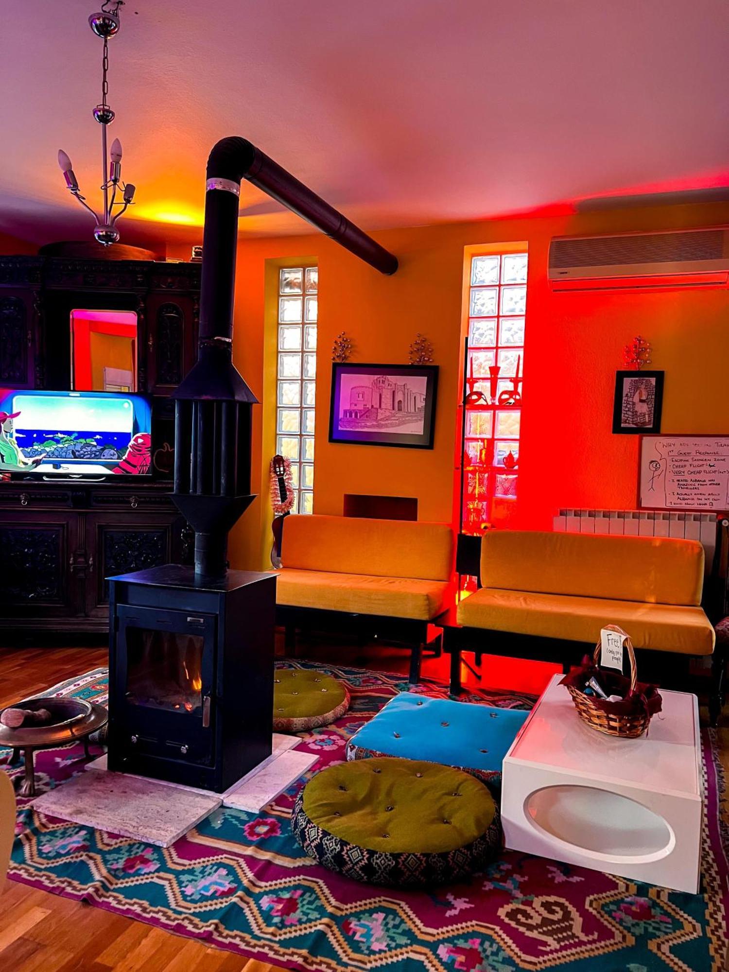 Blue Door Hostel 地拉那 外观 照片