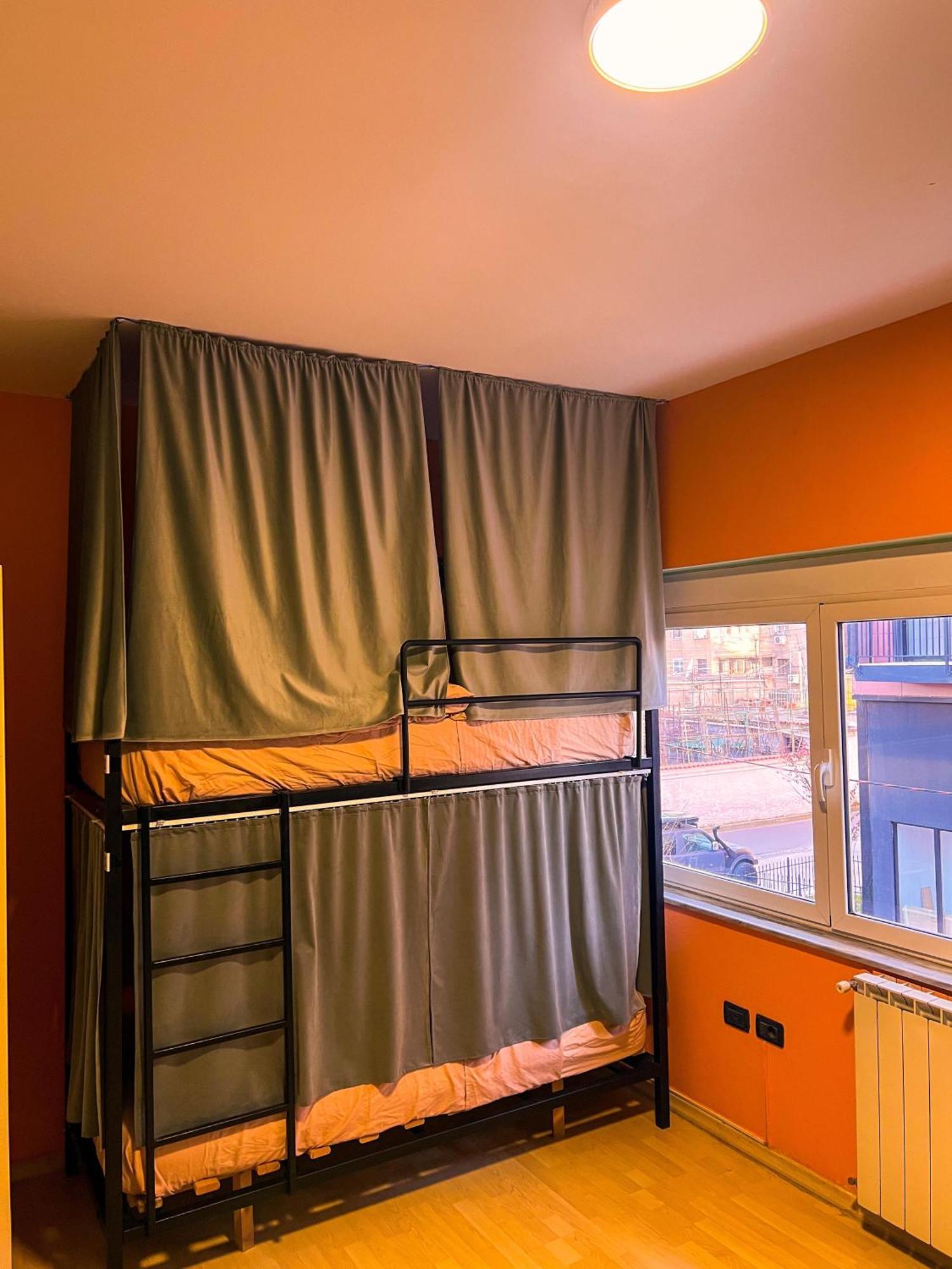 Blue Door Hostel 地拉那 外观 照片